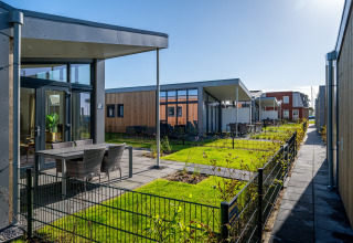 Moderne Tiny Houses mit Terrassen und Garten bei Knilles Luxe in Tusken de Marren, Niederlande, aufgenommen bei Sonne.