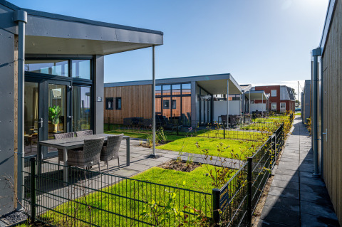 Moderne tiny houses met terras en tuin bij Knilles Luxe in Tusken de Marren, Nederland, op een zonnige dag.