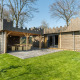 Lodge moderno in legno con design da castello, patio e prato presso Kampeerdorp de Zandstuve, Paesi Bassi.