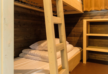 Knusse kamer met stapelbedden en houten rekken bij Castle Uylenburght in Nederland.