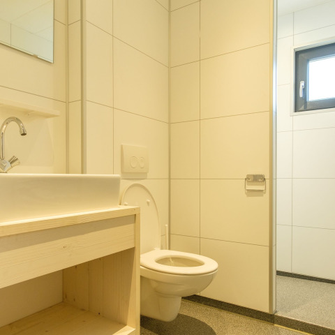Moderne badkamer in Castle Uylenburght, Kampeerdorp de Zandstuve, Nederland, met toilet en lavabo.