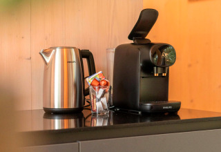 Philips waterkoker en koffiemachine op zwart werkblad in Koya Tiny Cabin te Wilsumer Berge, Duitsland.