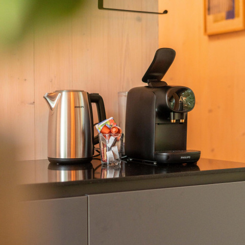 Philips elkedel og kaffemaskine på sort bord i Koya Tiny Cabin ved Wilsumer Berge, Tyskland.