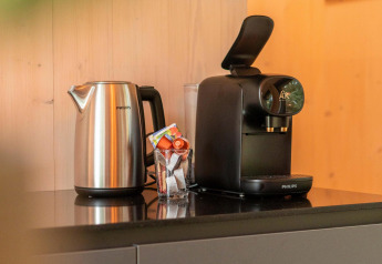 Philips Wasserkocher und Kaffeemaschine auf schwarzem Tisch in der Koya Tiny Cabin, Wilsumer Berge.