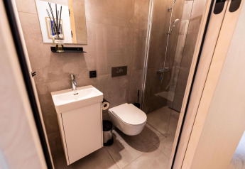 Modernes, kompaktes Bad in der Koya Tiny Cabin, Wilsumer Berge, Deutschland, mit Dusche und WC.