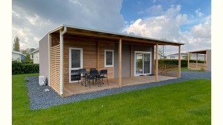 Moderne Cottage 4 met overdekt terras en grasveld bij De Biesbosch in Nederland.