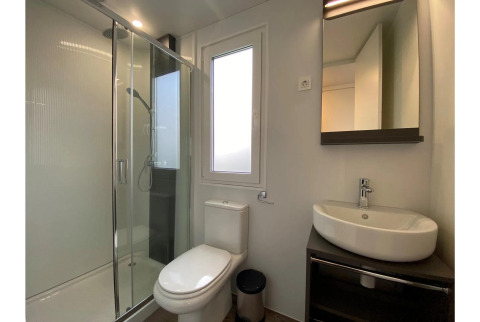Modernes Badezimmer mit Dusche, WC und Waschbecken in der Cottage 4 Lodge bei De Biesbosch, Niederlande.