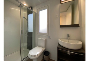 Moderne badeværelse med brusekabine, toilet og vask på Cottage 4 i De Biesbosch, Holland.