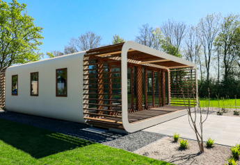 Lodge moderno con ampie finestre e dettagli in legno al Marina Strandbad nei Paesi Bassi, in primavera.