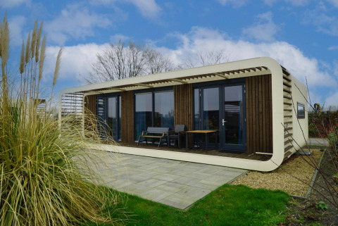 Foto del lodge Mode Wellness 2 al Marina Strandbad nei Paesi Bassi, con design moderno e terrazza esterna.