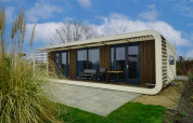 Foto del lodge Mode Wellness 2 en Marina Strandbad, Países Bajos, con diseño moderno y terraza al aire libre.