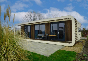 Foto del lodge Mode Wellness 2 al Marina Strandbad nei Paesi Bassi, con design moderno e terrazza esterna.