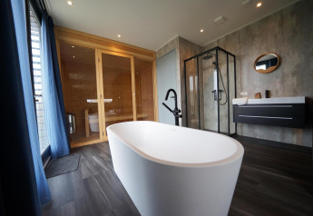 Moderne badeværelse med fritstående badekar, sauna og bruser på Mode Wellness 2, Marina Strandbad, Holland.