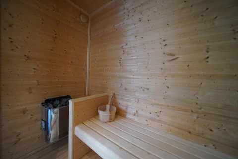 Vista interior de una sauna de madera en Mode Wellness 2 en Marina Strandbad, Países Bajos.