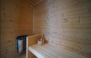 Indvendig udsigt af en sauna i træ ved Mode Wellness 2 på Marina Strandbad, Nederlandene.