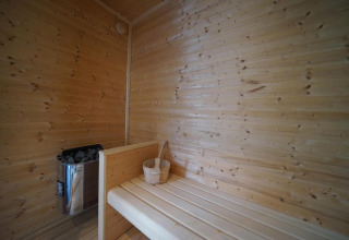 Binnenzicht van een houten sauna in Mode Wellness 2 bij Marina Strandbad, Nederland.