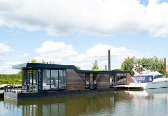 Hausboot Water lodge 4 an der Marina Strandbad in den Niederlanden, modernes Design auf dem Wasser.