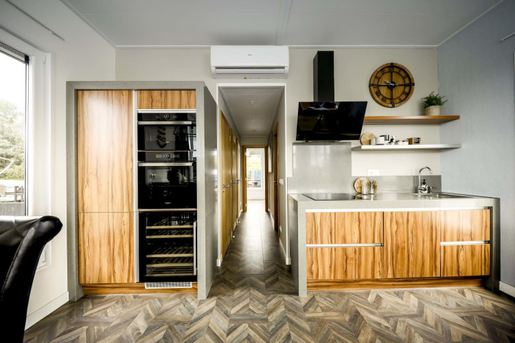 Cocina moderna en la casa flotante Water lodge 4 en Marina Strandbad, Países Bajos, con muebles de madera.