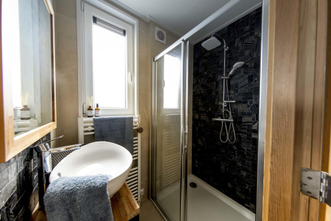 Moderne badeværelse på husbåd Water lodge 4 ved Marina Strandbad, Holland, med bruseniche og vask.