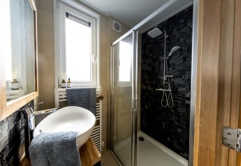 Bagno moderno sulla houseboat Water lodge 4 a Marina Strandbad, Paesi Bassi, con doccia e lavabo.