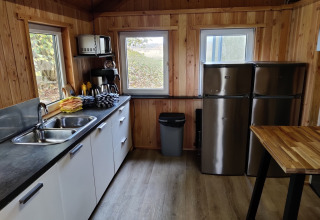 Modern wooden kitchen in Groupaccommodation 'de Blokhut' at Holiday park Eigen Wijze, Netherlands.
