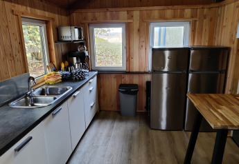 Moderne træbeklædt køkken i Groupaccommodation 'de Blokhut', Holiday park Eigen Wijze, Nederlandene.