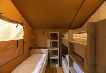 Innenaufnahme des Safari-Zeltes in Wilsumer Berge, Deutschland, mit Etagenbett und Einzelbett.