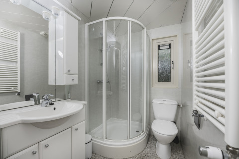 Moderne badkamer met douche, toilet en wastafel in Nature lodge bij Bospark Markelo, Nederland.