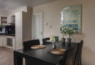 Zona de comedor moderna y cocina en Forest Lodge Wellness, Bospark Markelo, Países Bajos, con decoración elegante.