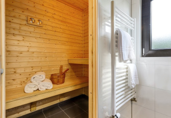 Moderne Sauna und Bad im Forest Lodge Wellness, Bospark Markelo, Niederlande, mit Holzvertäfelung.