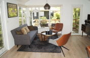 Lichte leefruimte in Lodge Meerkoet in Bospark Markelo, Nederland, met modern interieur en uitzicht op de tuin.