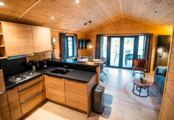 Intérieur moderne en bois du Terrace Chalet à Bospark Markelo, Pays-Bas, avec cuisine ouverte et salon.