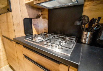 Cucina moderna con piano cottura a gas in legno al Terrace Chalet, Bospark Markelo, Paesi Bassi.