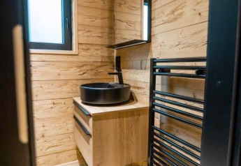 Bagno moderno in legno al Terrace Chalet, Bospark Markelo, Paesi Bassi, con lavabo nero e specchio