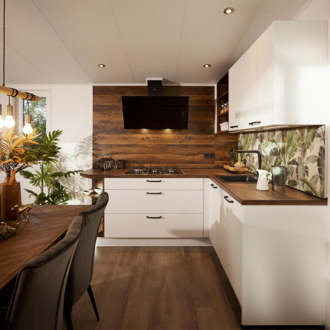 Interior moderno de cocina en Cubus Lodge en Bospark Markelo, Países Bajos, con detalles en madera y blanco.