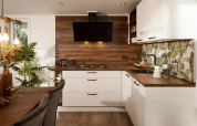 Modernes Kücheninterieur der Cubus Lodge im Bospark Markelo, Niederlande, mit Holz- und Weißakzenten.