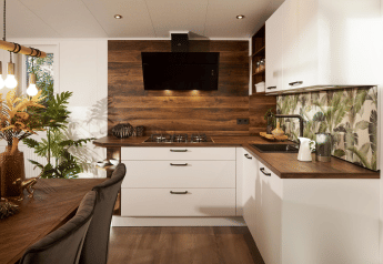 Interno cucina moderna nella Cubus Lodge al Bospark Markelo, Paesi Bassi, con accenti di legno e bianco.