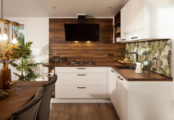 Interior moderno de cocina en Cubus Lodge en Bospark Markelo, Países Bajos, con detalles en madera y blanco.