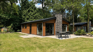 Moderne lodge met terras en tuin bij Hackfort Wood Hottub 6, De Utrechtse Heuvelrug, Nederland.