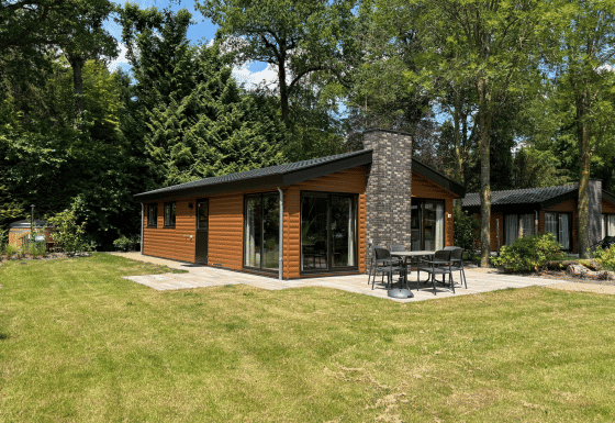 Moderne Lodge mit Terrasse und Garten bei Hackfort Wood Hottub 6 in De Utrechtse Heuvelrug, Niederlande.