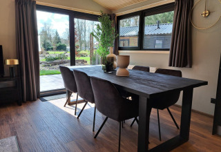 Salle à manger du lodge Hackfort Wood Hottub 6 avec vue sur jardin à De Utrechtse Heuvelrug, Pays-Bas.