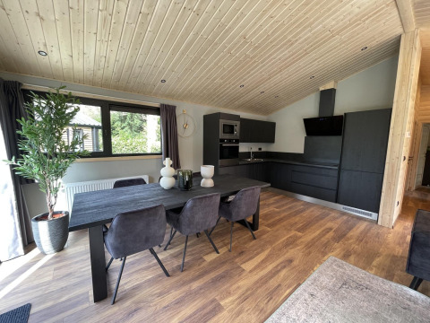 Zona moderna de comedor y cocina en el lodge Hackfort Wood Hottub 6 en De Utrechtse Heuvelrug, Países Bajos.