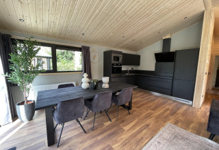 Modernes Esszimmer und Küche in der Lodge Hackfort Wood Hottub 6 in De Utrechtse Heuvelrug, Niederlande.