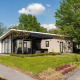 Moderne Bos Lodge met overdekt terras en tuin op Vakantiepark 't Schuttenbelt in Nederland.