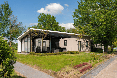 Moderne Bos Lodge met overdekt terras en tuin op Vakantiepark 't Schuttenbelt in Nederland.