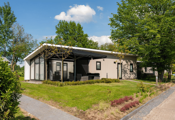 Lodge moderno con terraza cubierta y jardín en el Holiday Resort 't Schuttenbelt, Países Bajos.
