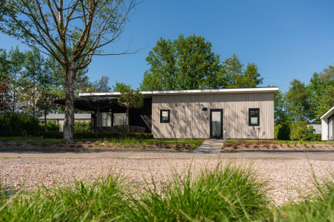 Modernes Ferienhaus Forest Lodge mit privater Sauna im Holiday Resort 't Schuttenbelt, Niederlande.