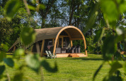 Gran tienda safari con terraza y muebles de exterior en Holiday Resort 't Schuttenbelt, Países Bajos, rodeado de naturaleza.