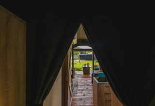 Vista dall'interno di una tenda lodge safari con terrazza presso Holiday Resort 't Schuttenbelt nei Paesi Bassi.