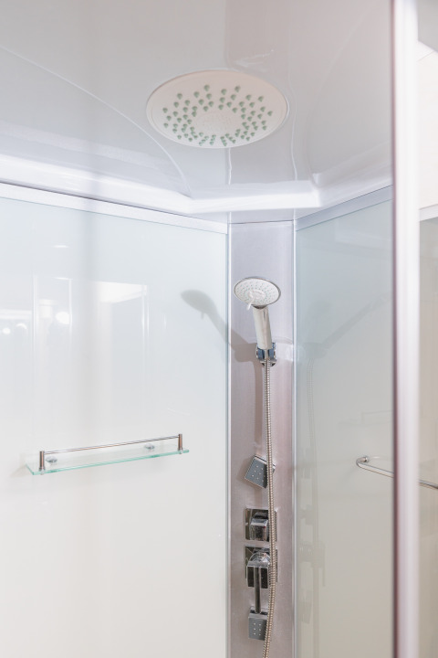 Moderne Dusche im Badezimmer eines Safari-Zelts im Holiday Resort 't Schuttenbelt in den Niederlanden.